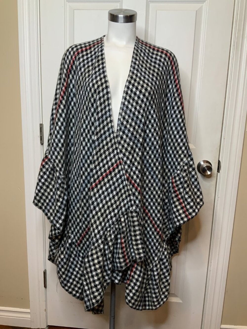 Torrid Black & White Houndstooth Shawl W/ Ruffled Hem, Size One Size